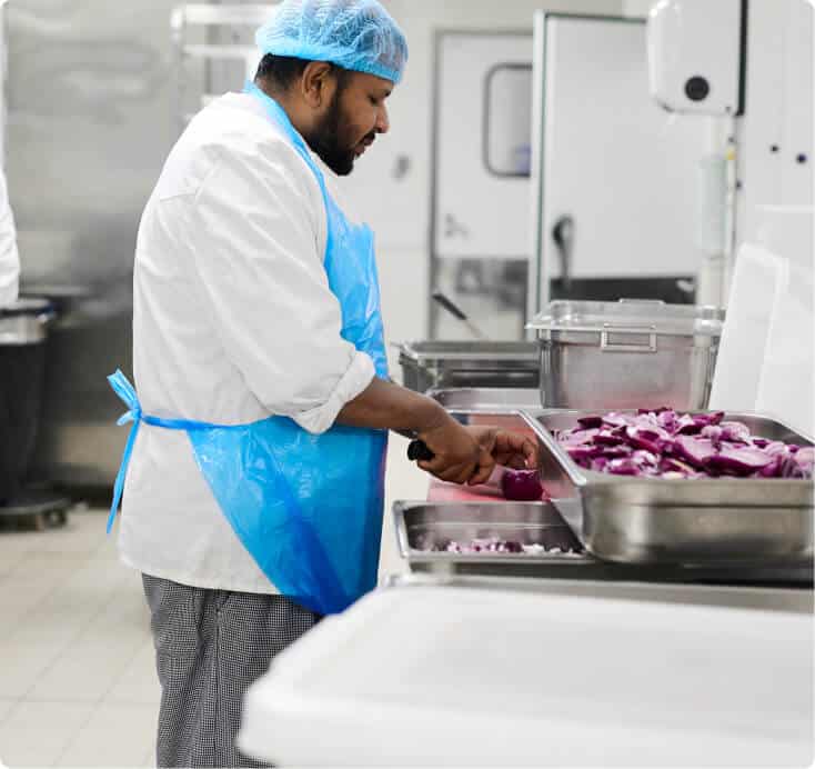 Cuisinier découpant des aliments