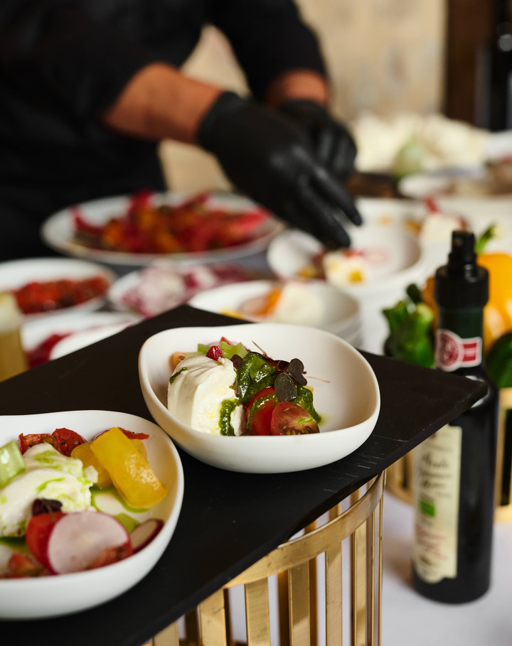 Dressage d'assiettes de tomates et burrata