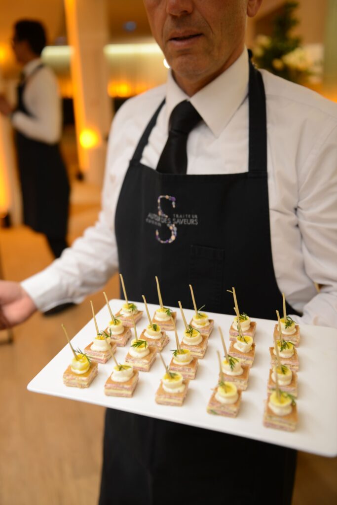 Serveur Autour des Saveurs traiteur cocktail