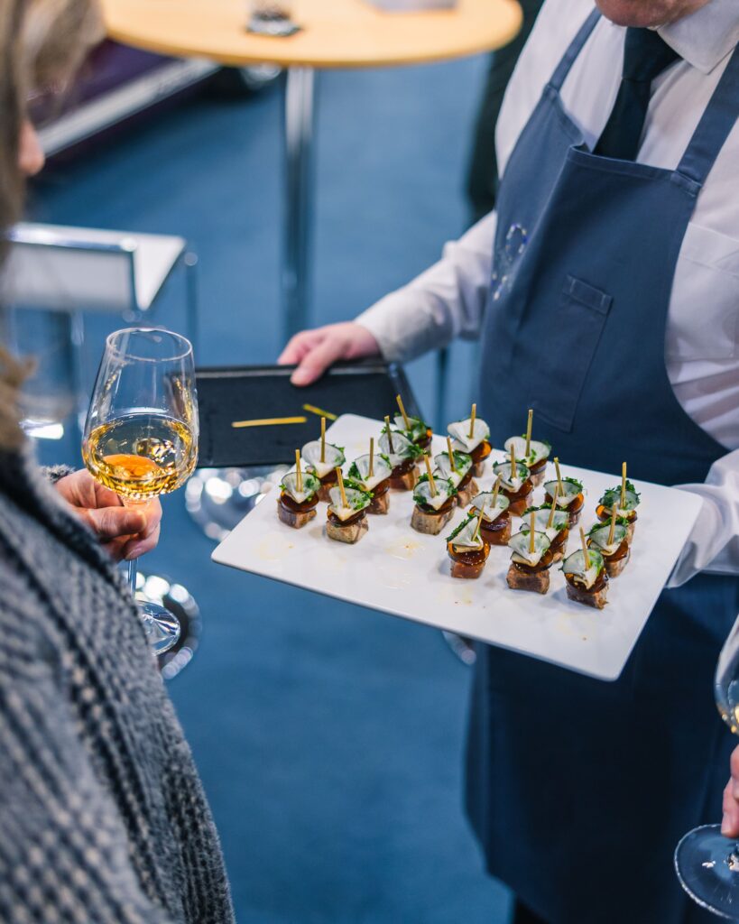 Serveur traiteur cocktail déjeuner